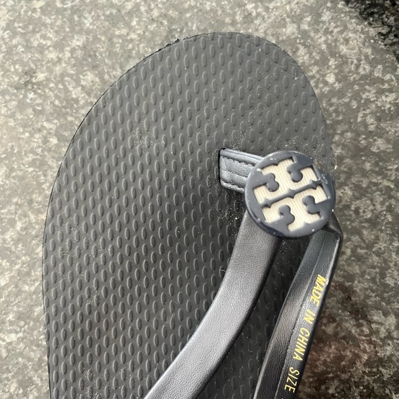 Tory Burch Black Flip Flops Size 7 EUC - Picture 5 of 5